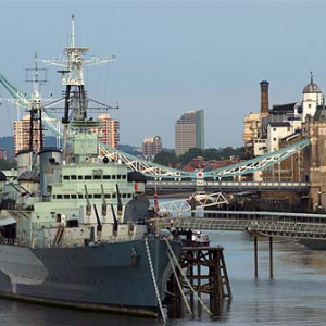 Londyn. HMS Belfast zacumowany przy Tower Bridge
